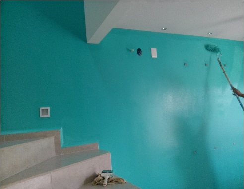 Pintor profesional aplicando pintura en casa en Querétaro